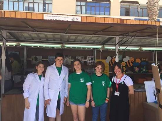 La imagen puede contener: 5 personas, personas sonriendo, personas de pie